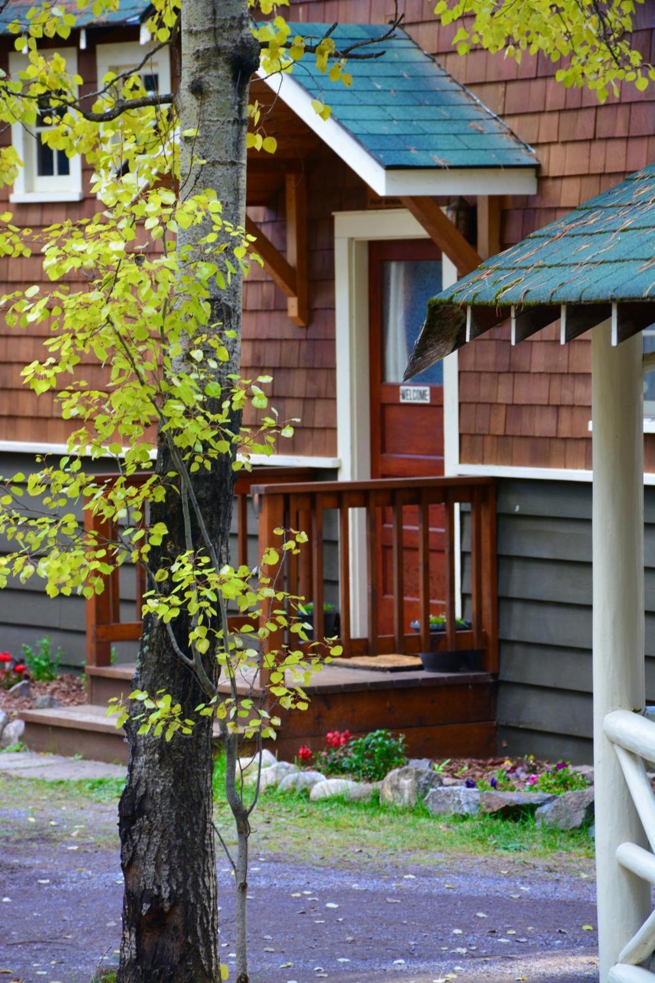 Johnston Canyon Lodge & Bungalows Castle Junction Exterior foto